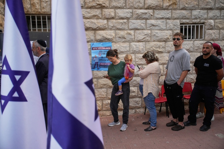 Cử tri xếp hàng bỏ phiếu tại Jerusalem ngày 27/10. Ảnh: AP