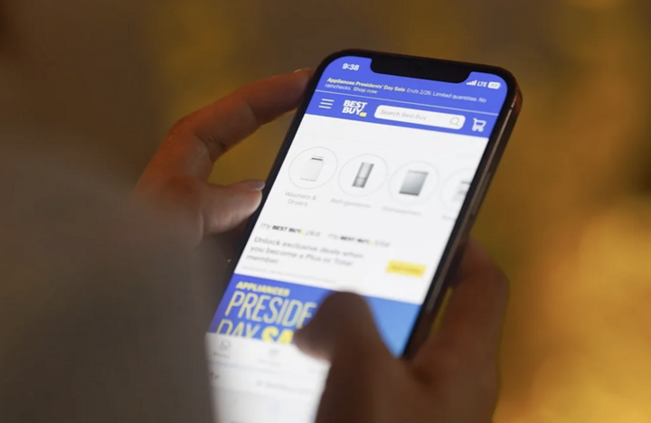 Người dùng có thể theo dõi giá sản phẩm trên iPhone.