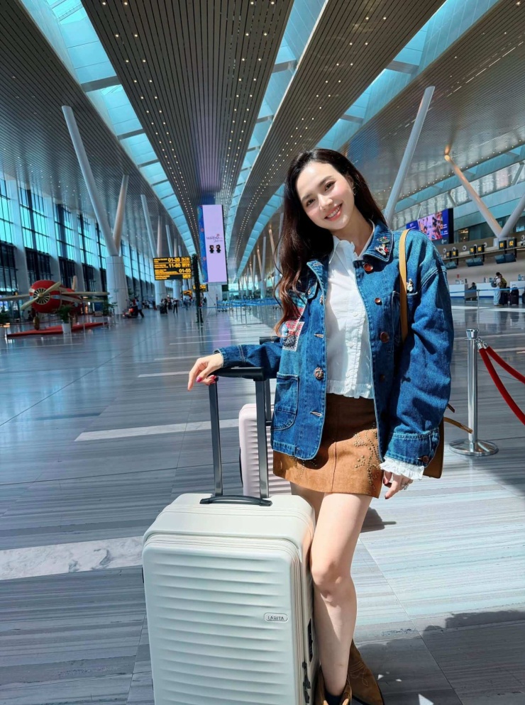 Đinh Ngọc Diệp gợi ý set đồ sân bay 'bụi phủi nhưng vẫn tiểu thư nũng nịu' - 1