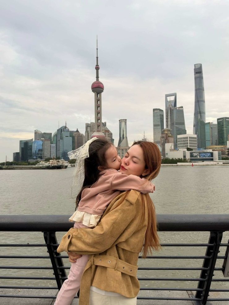 Phạm Quỳnh Anh và 3 con gây chú ý ở Thượng Hải - 5