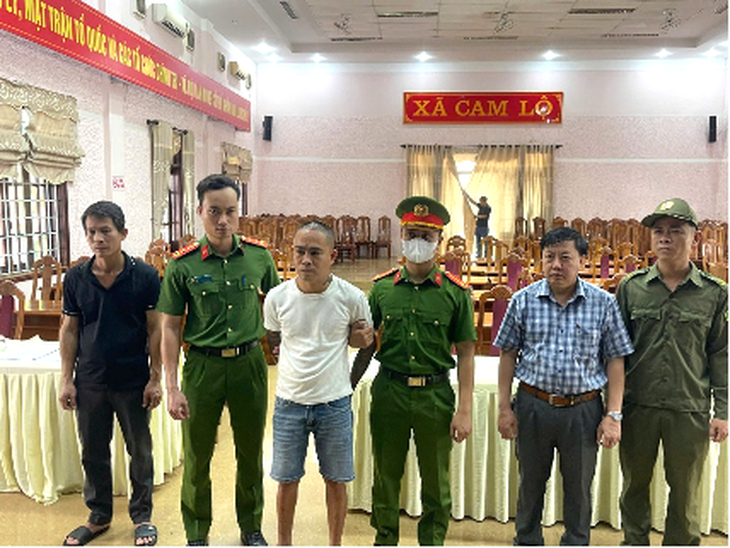 Công an tỉnh Quảng Trị thi hành lệnh bắt bị can để tạm giam đối với Nguyễn Tấn Thắng. Ảnh: CAQT.