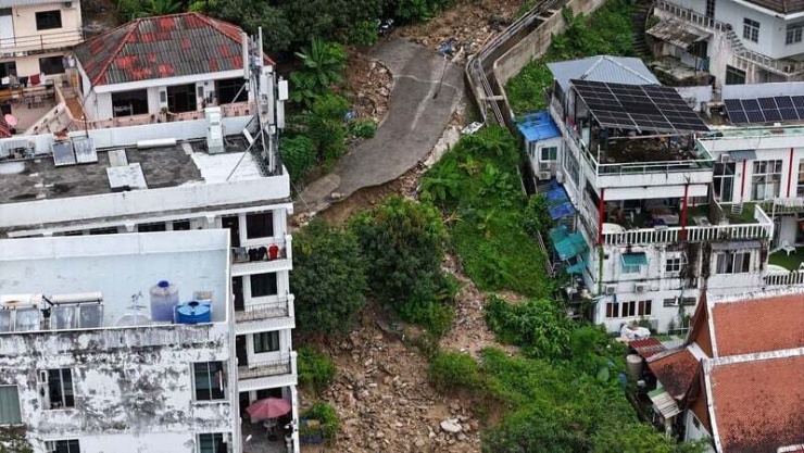 Thiên đường du lịch Phuket ngổn ngang bùn đất sau mưa lũ - 4