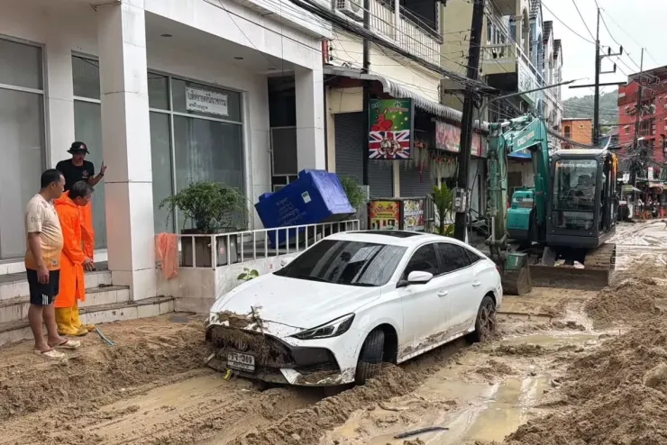 Thiên đường du lịch Phuket ngổn ngang bùn đất sau mưa lũ - 3