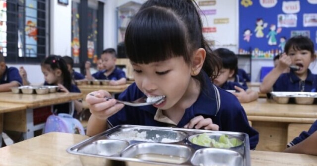 Nhiều vụ suất ăn bán trú khiến phụ huynh lo lắng, Bộ GDĐT làm rõ trách nhiệm các bên ra sao?