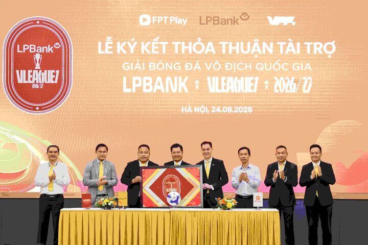 Không chỉ các câu lạc bộ mà cả các giải đấu chuyên nghiệp của bóng đá Việt Nam sống nhờ dòng tiền của các doanh nghiệp tài trợ, đối tác đồng hành.