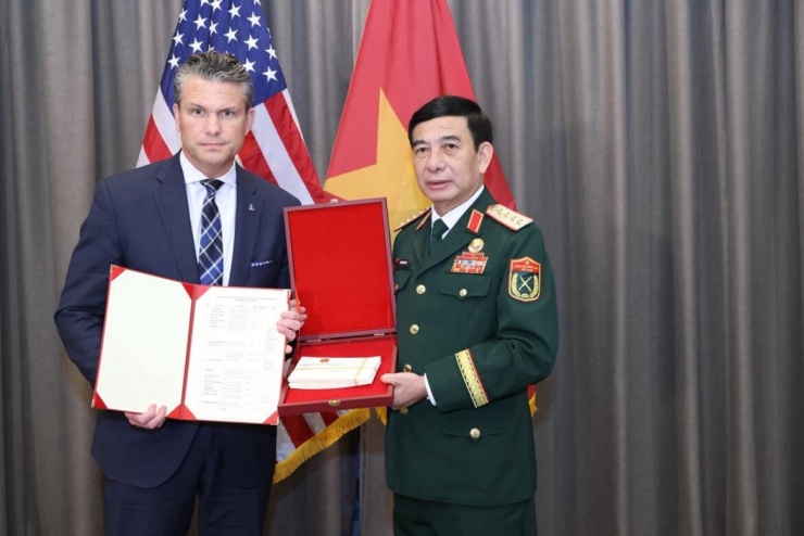 Đại tướng Phan Văn Giang và Bộ trưởng Bộ Chiến tranh Hoa Kỳ Pete Hegseth trao đổi thông tin, kỷ vật chiến tranh