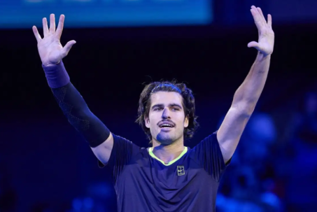 Alcaraz áp sát kỷ lục vô tiền khoáng hậu của Federer, Sinner khen hết lời