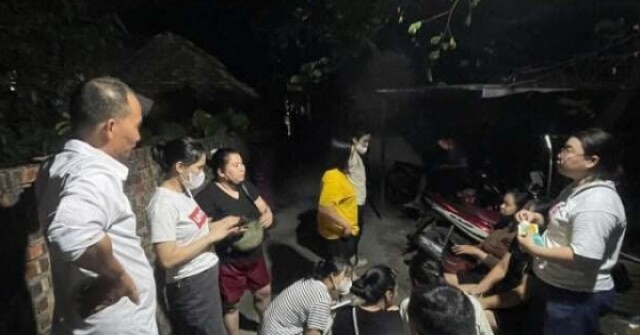 Phụ huynh Hà Nội nghi bếp ăn bán trú nhập thịt trâu Ấn Độ, gà đông lạnh, tập trung "chặn" cửa nhà kho từ 4 giờ sáng