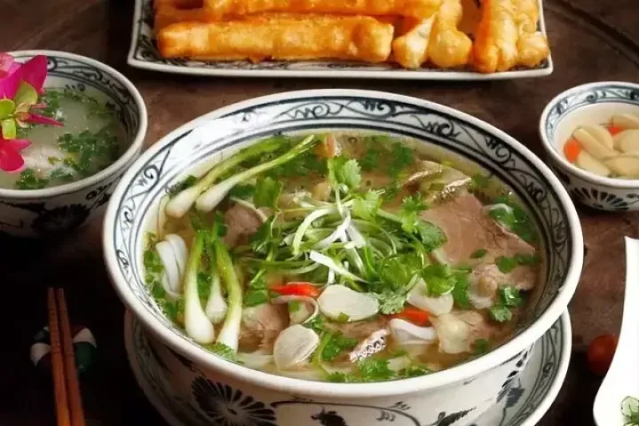 Vì sao hầm xương càng lâu nước càng đục?