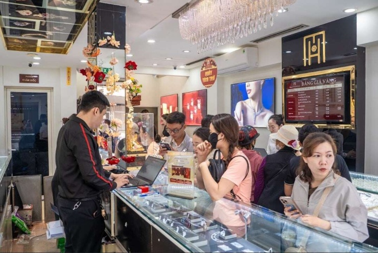 Giá vàng hôm nay 29/10: Vàng thế giới chìm trong sắc đỏ - 1