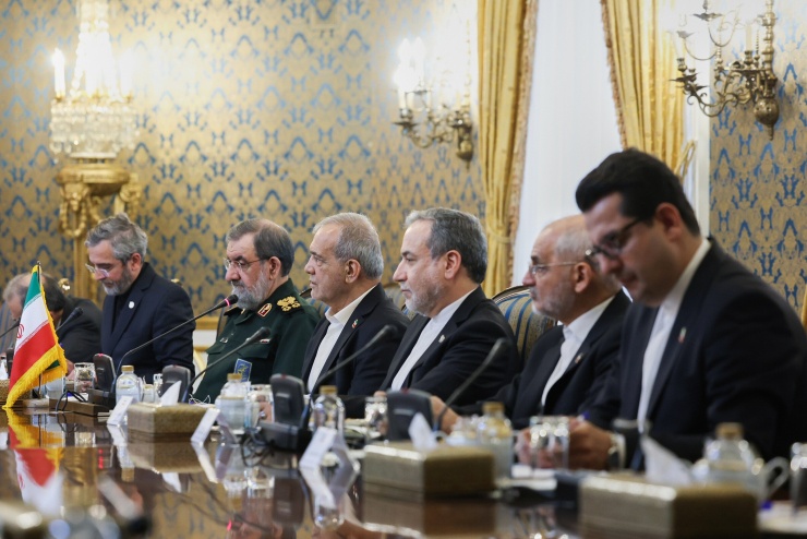 Các quan chức Iran đàm phán với đại diện của Arab Saudi, Pakistan và Thổ Nhĩ Kỳ ở Tehran ngày 26/10. Ảnh: AP