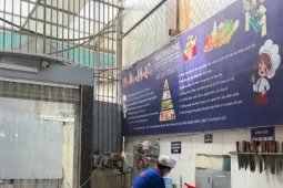 Công an xác minh kho hàng nghi chứa thực phẩm bếp ăn trường học