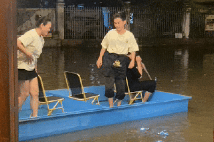 TPHCM: Đường vào nhà hàng ngập sâu, khách phải đi thuyền tự chế