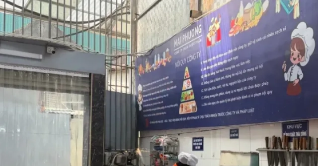 Công an xác minh kho hàng nghi chứa thực phẩm bếp ăn trường học