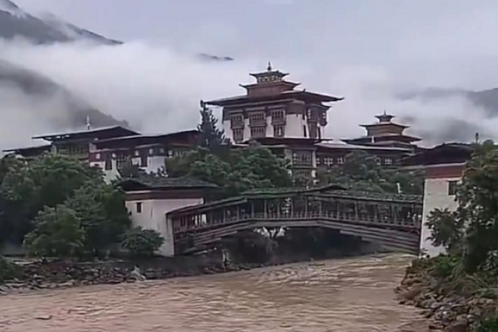 Vỡ hồ băng Himalaya, lũ quét cuồn cuộn đổ xuống Bhutan, 10.000 người Ấn Độ sơ tán