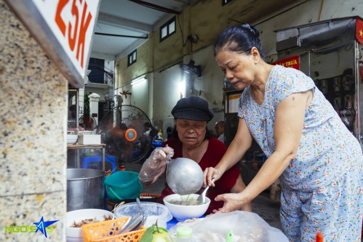 Quán phở giá bình dân 25.000 đồng giữa trung tâm Hà Nội - 4
