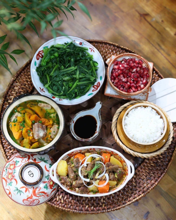 Gợi ý thực đơn đổi vị với thịt bò sốt vang, canh bí đỏ sườn non và rau xanh giàu dinh dưỡng.