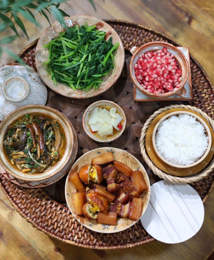 Mâm cơm gia đình ấm cúng với thịt kho tàu, lươn om chuối đậu và rau luộc thanh mát.