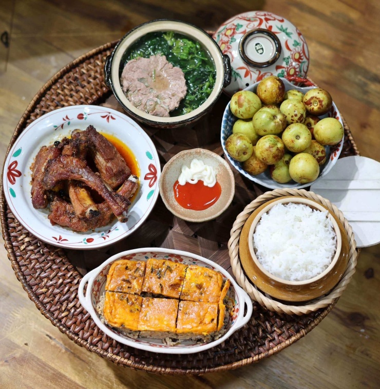 Khám phá mâm cơm gia đình hấp dẫn với sườn kho đậm vị, chả trứng và canh rau ngót.