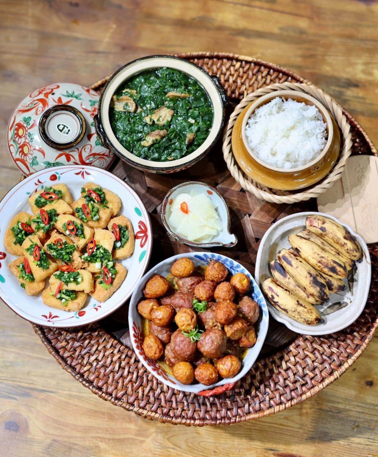 Mâm cơm nhà dân dã với đậu rán mỡ hành, thịt viên rim và canh cua rau đay chuẩn vị Bắc.