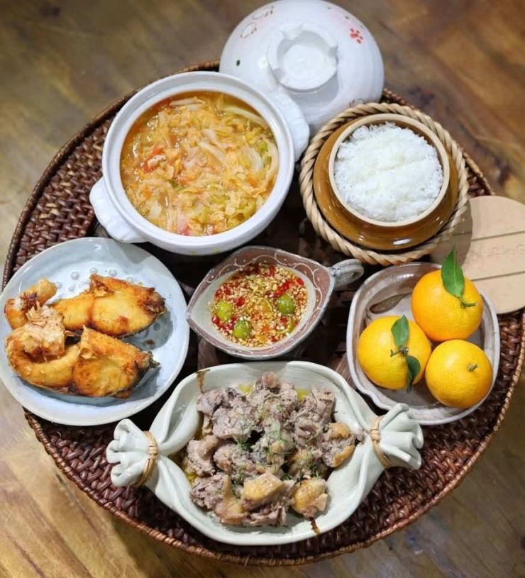 Thực đơn bữa tối trọn vẹn dinh dưỡng với cá rán giòn, gà rang gừng và canh dưa chua.