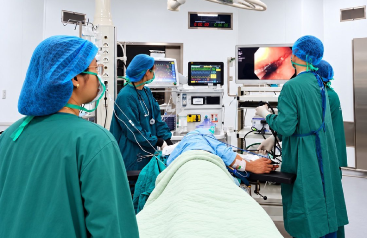 Bác sĩ cấp cứu cho bệnh nhân. Ảnh: BVCC.