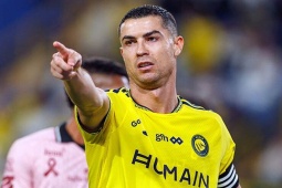 Ronaldo bỏ lỡ kỳ tích ghi 5 bàn/trận, ăn mừng danh hiệu Quả bóng Vàng vĩ đại nhất