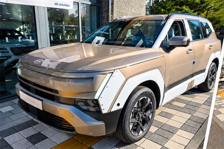 Ảnh thực tế Hyundai Tucson thế hệ mới màu nâu ánh kim tại đại lý