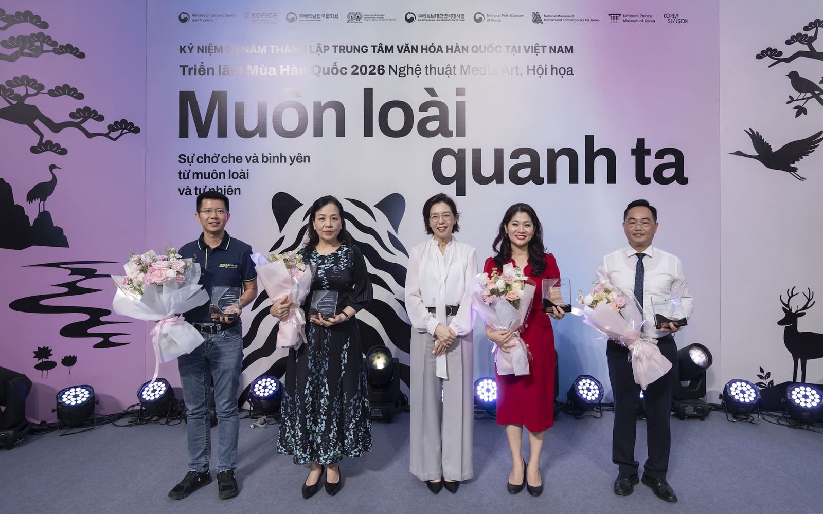 Ông Lê Việt Hòa, Giám đốc VTC Online, cùng đại diện các đơn vị nhận kỷ niệm chương từ Đại sứ Hàn Quốc tại Việt Nam.