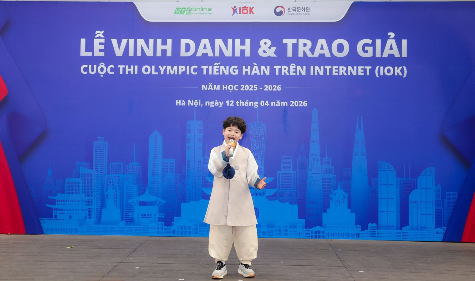 Học sinh tham gia hoạt động trải nghiệm văn hóa Hàn Quốc tại Lễ Vinh danh và Trao giải IOK năm học 2025–2026, tổ chức tại Trung tâm Văn hóa Hàn Quốc tại Việt Nam.