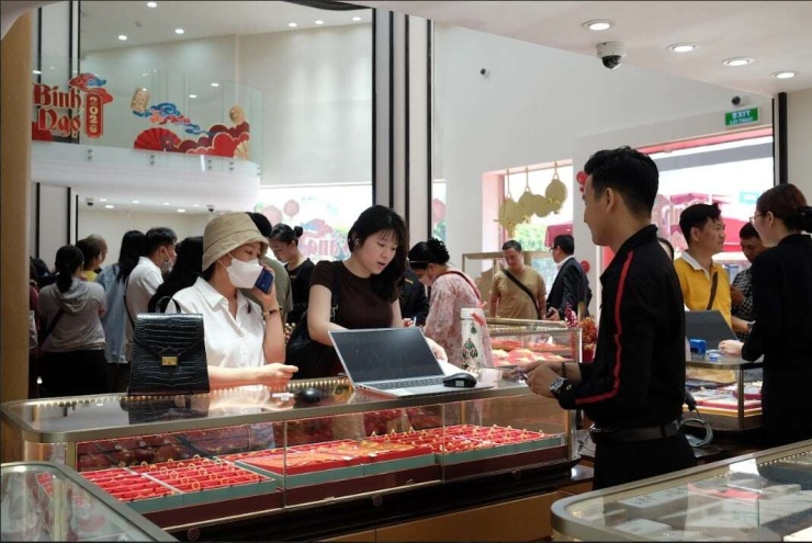 Giá vàng hôm nay 31/10: Vàng thế giới 'rơi tự do' - 2