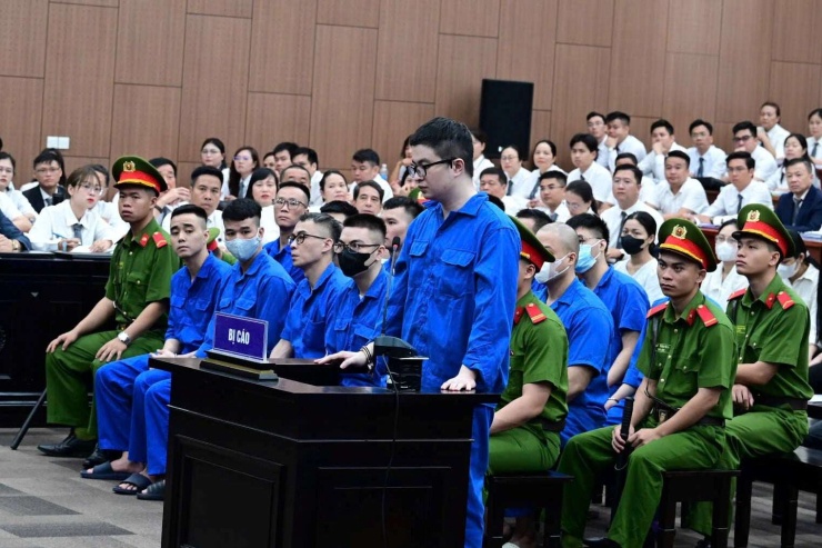 Bị cáo Phó Đức Nam, tức Mr Pips khai báo tại tòa. Ảnh: X.A