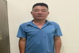 Khởi tố đối tượng đi xe máy chặn đầu ô tô, tát tài xế ở Hà Nội