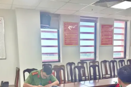 Đăng sai sự thật tin 2 thanh niên cố thủ trên mái nhà, chủ tài khoản bị phạt